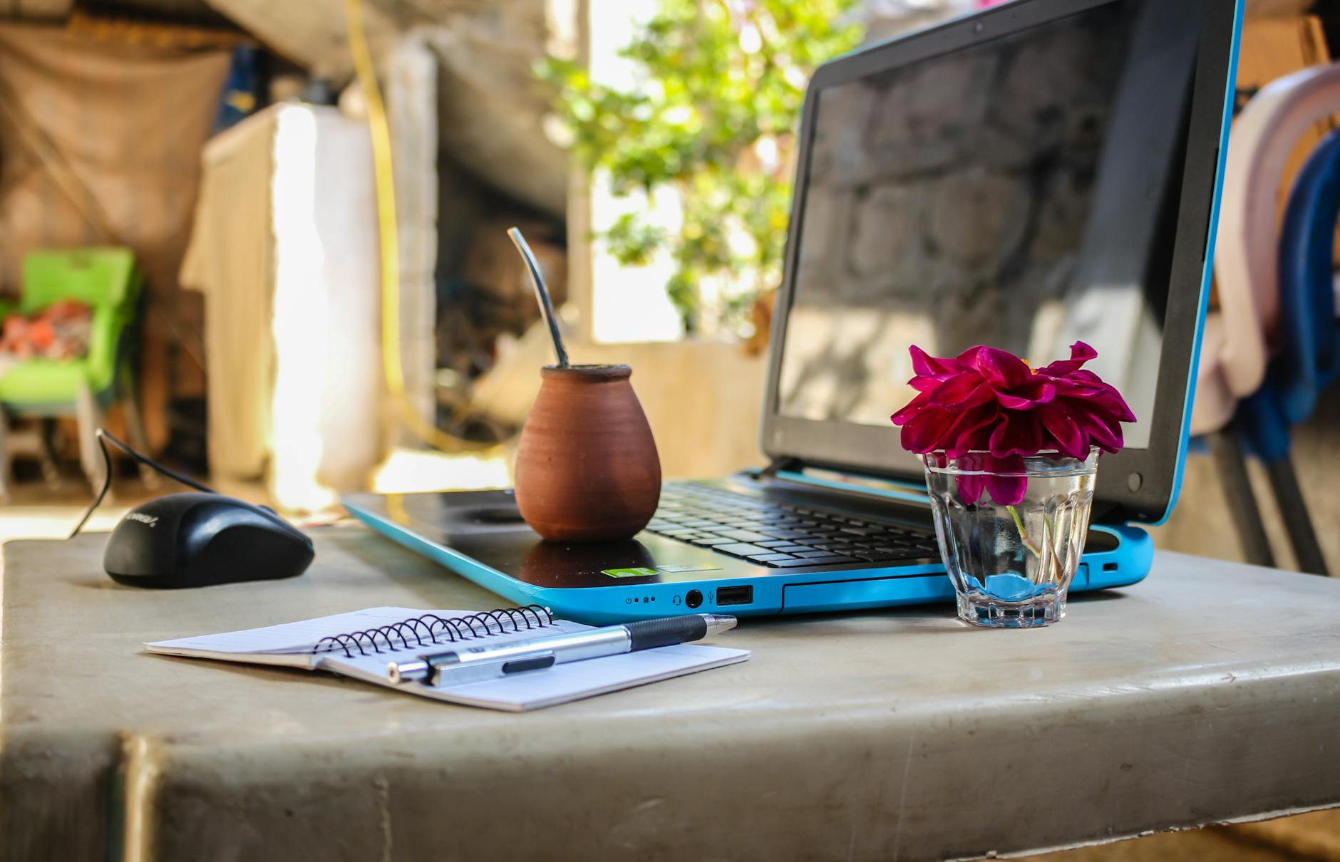 Digital Nomad Lifestyle for Beginners: Complete Guide to Working While Traveling (2025 Edition)
