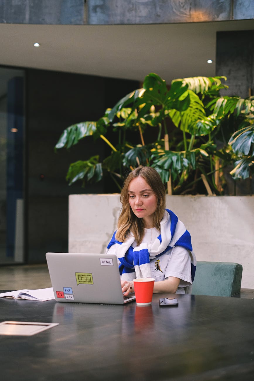 Digital Nomad Tech Setup: Essential Gear for Working Remotely (2025 Guide)