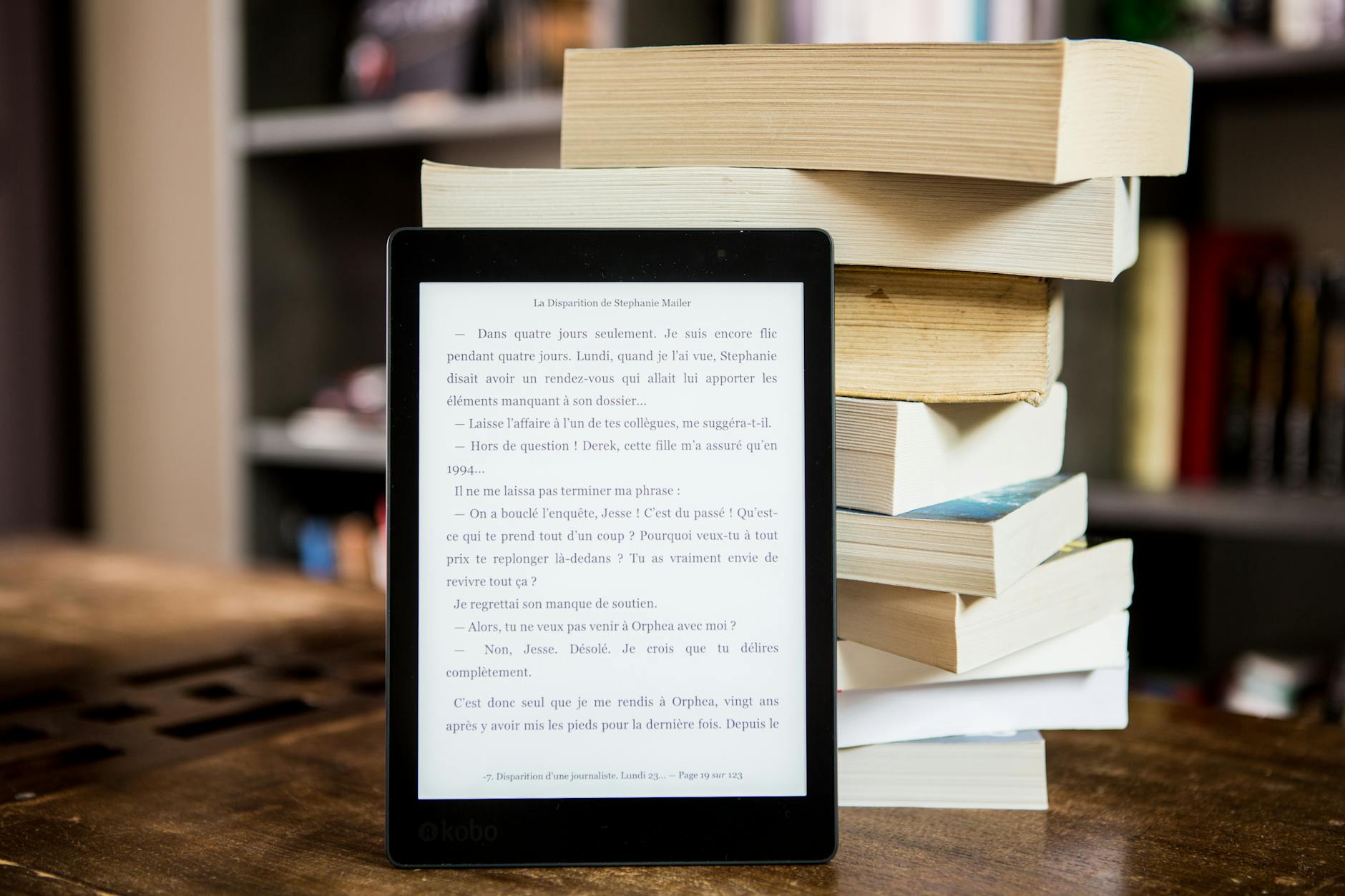 E-Reader vs Physical Books: The Traveler’s Dilemma Solved (2025 Guide)
