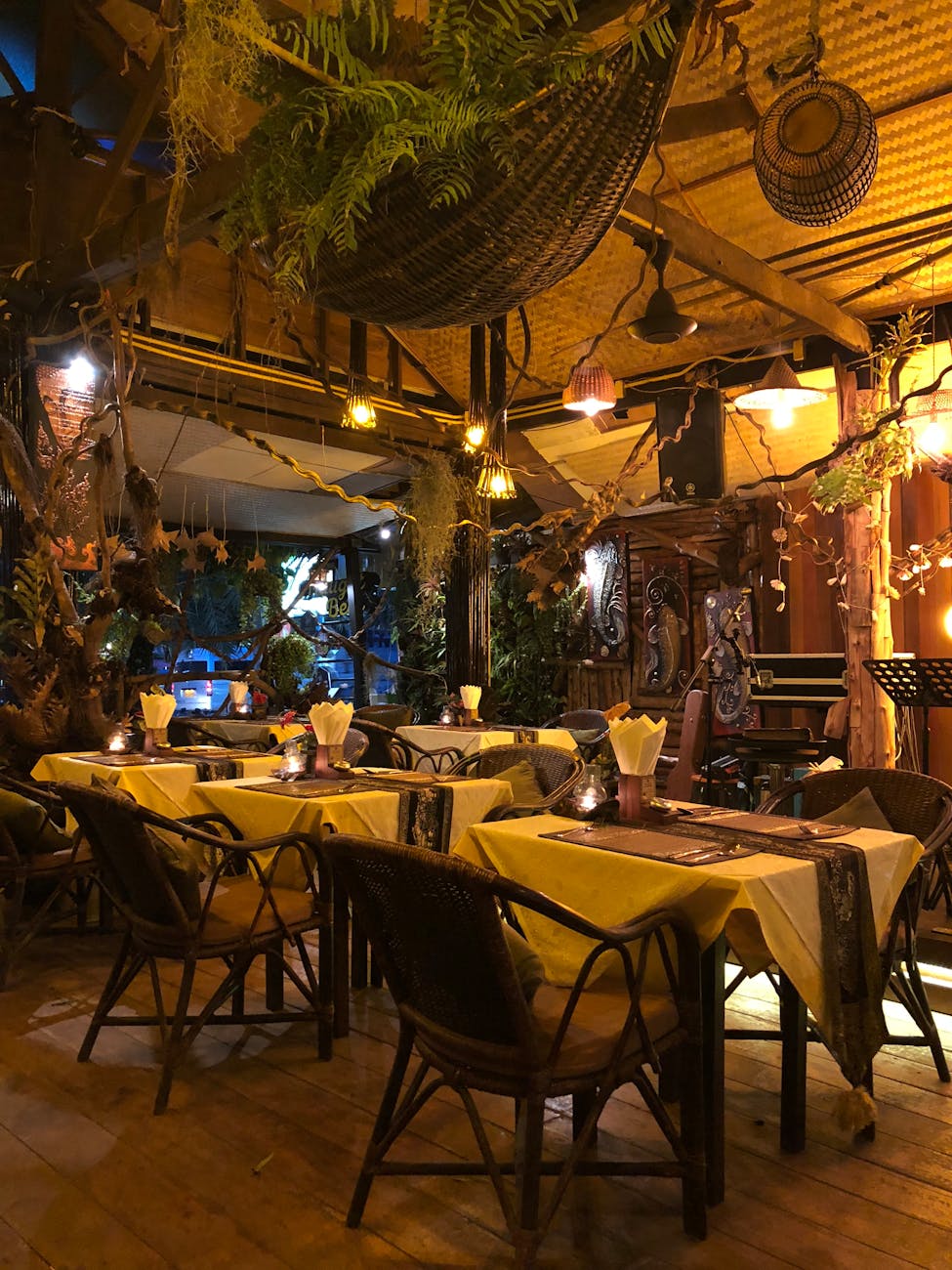 How to Find Hidden Local Restaurants When Traveling Abroad