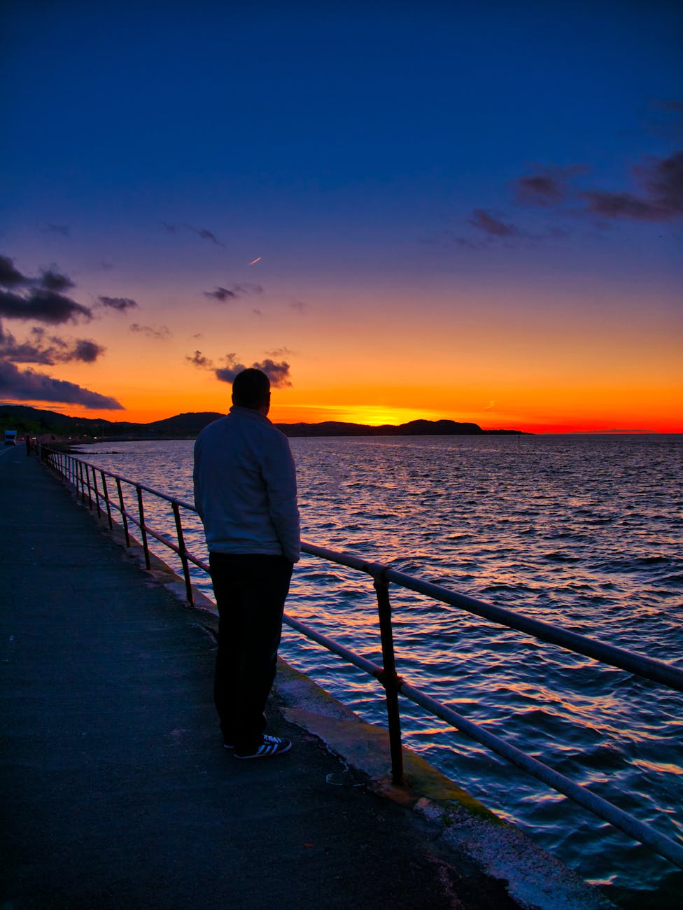 How to Overcome Loneliness When Traveling Alone (2025 Guide)